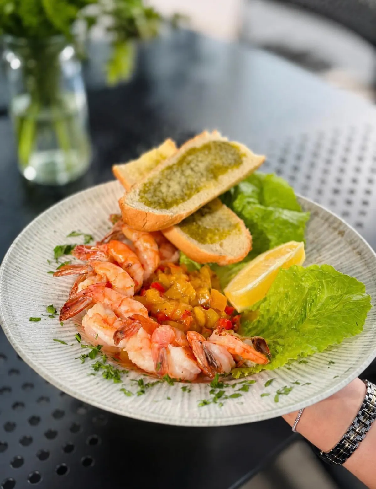 Garneles ar mango-čili aioli, grauzdētu maizi un salātu lapām